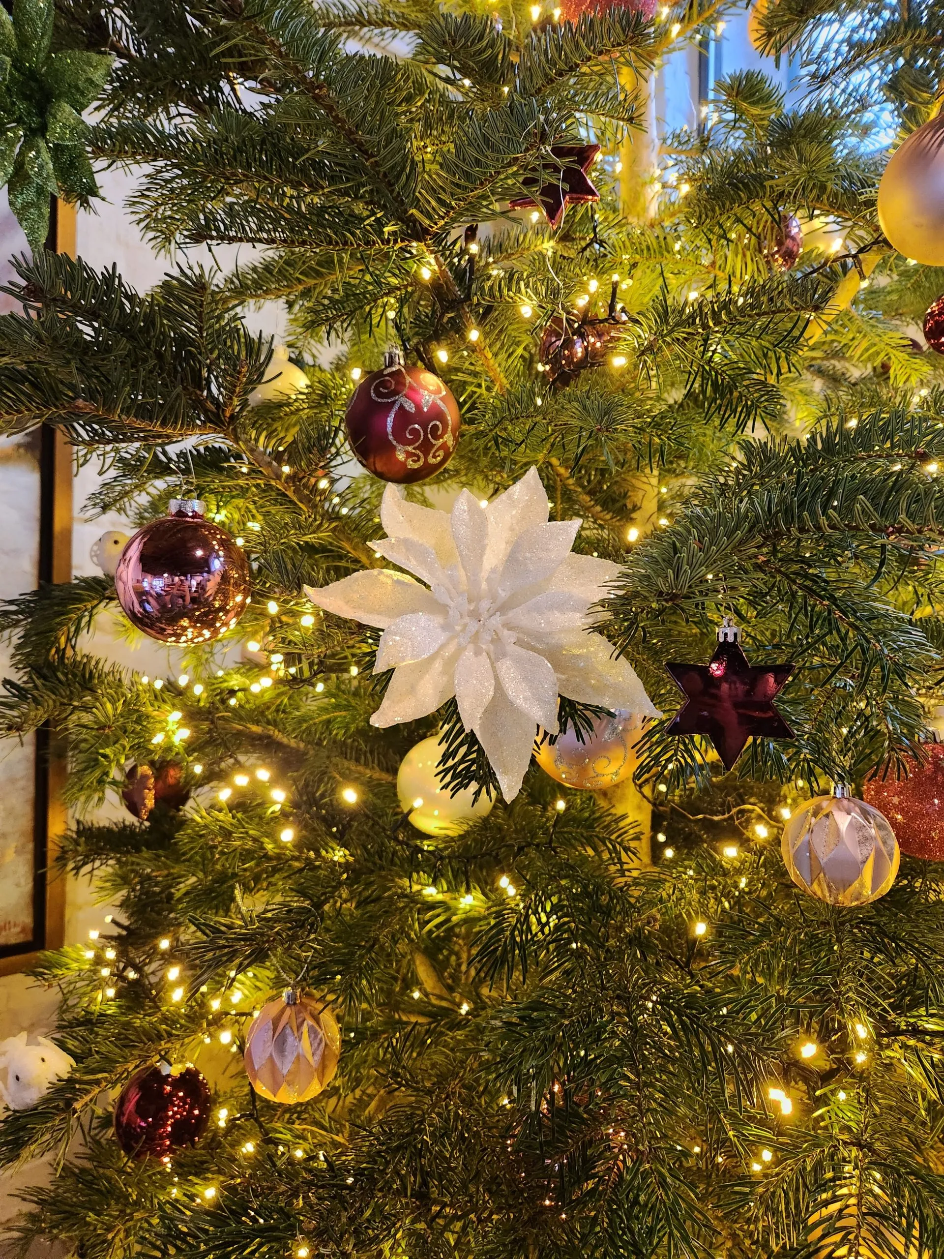 Weihnachtsbaum mit Sternen und Kugeln