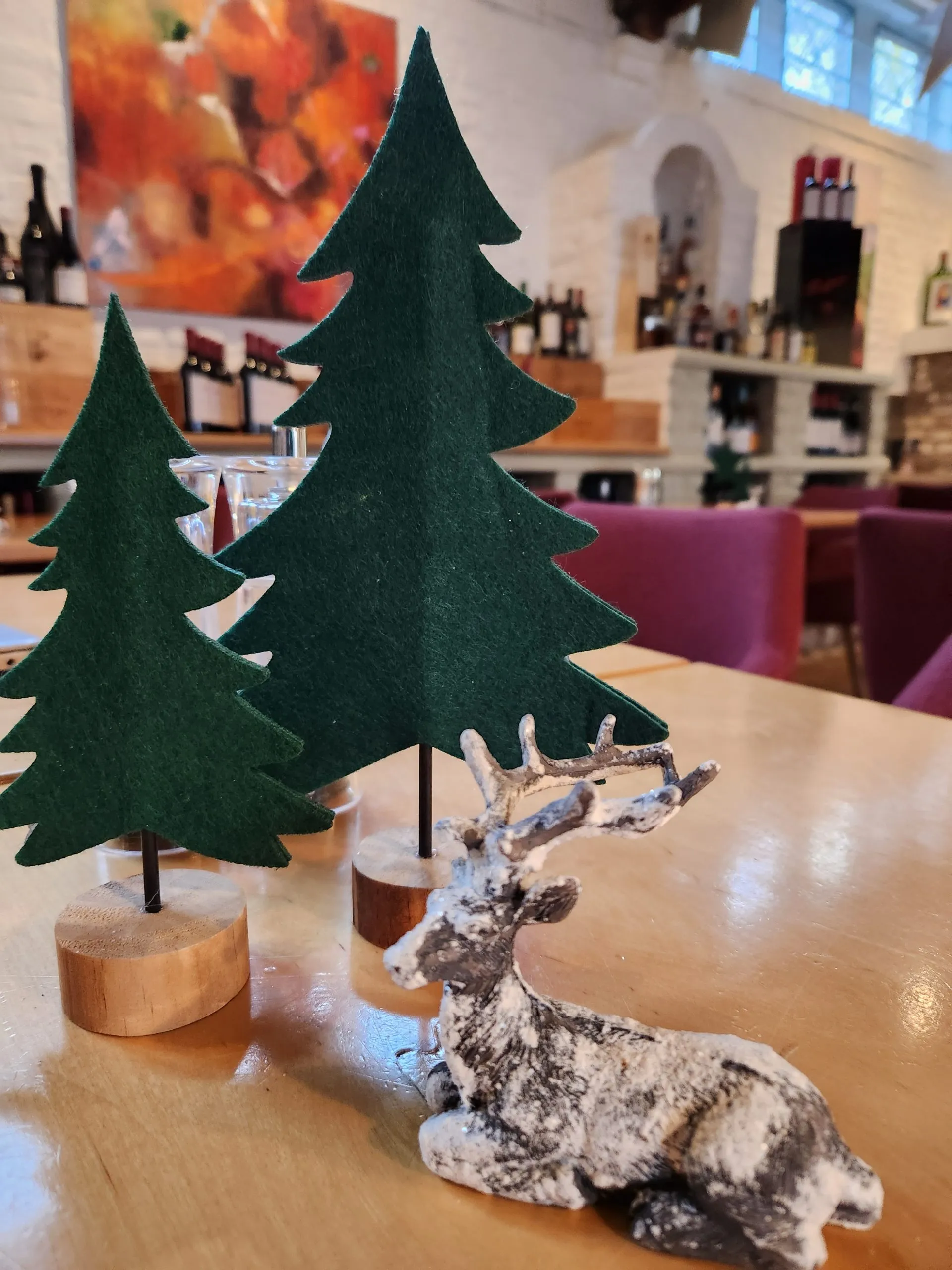 Weihnachtsdekoration mit Holztannen und silbernem Hirsch